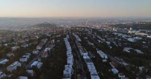Na obrázu je pohled na město z výšky, jedná se o pohled na Brno přes zástavbu Žlutého kopce