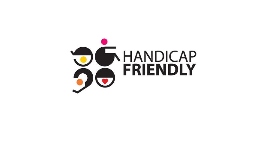 Na obrázku je logo certifikátu Handicap Friendly vytvořené ze symbolů pro čtyři různé typy znevýhodnění: sluchové, jazykové, zrakové a pohybové.