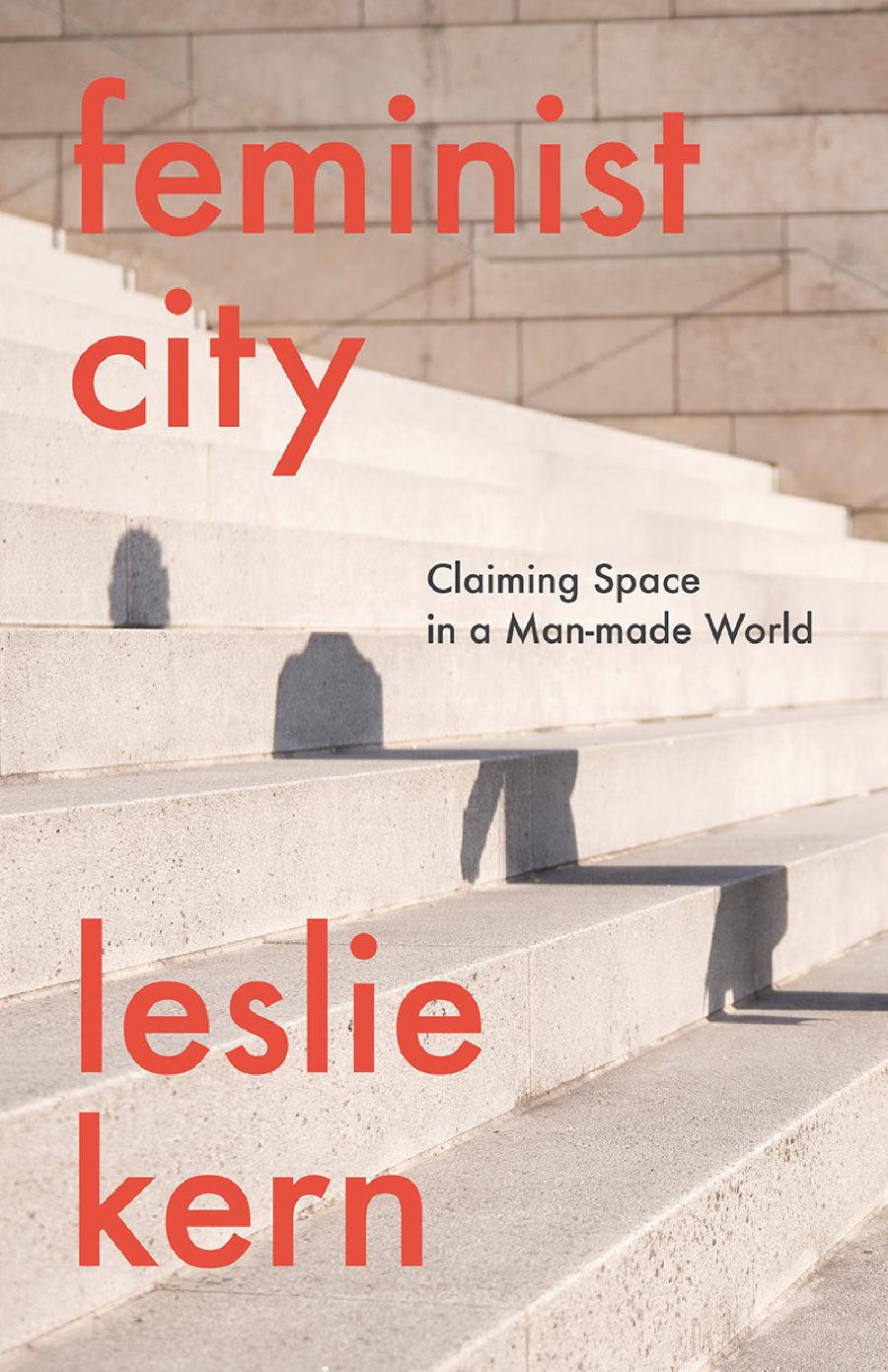 Na obrázku je titulní strana knihy Feminist City. Na ní je vidět stín postavy, který dopadá na schody a tím vytváří dojem rozvlněné postavy.