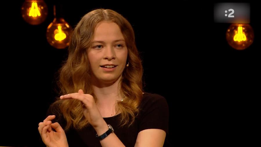 Na obrázku je záběr na obličej Lucie Ester Hámorové v pořadu Trochu inak s Adelou
