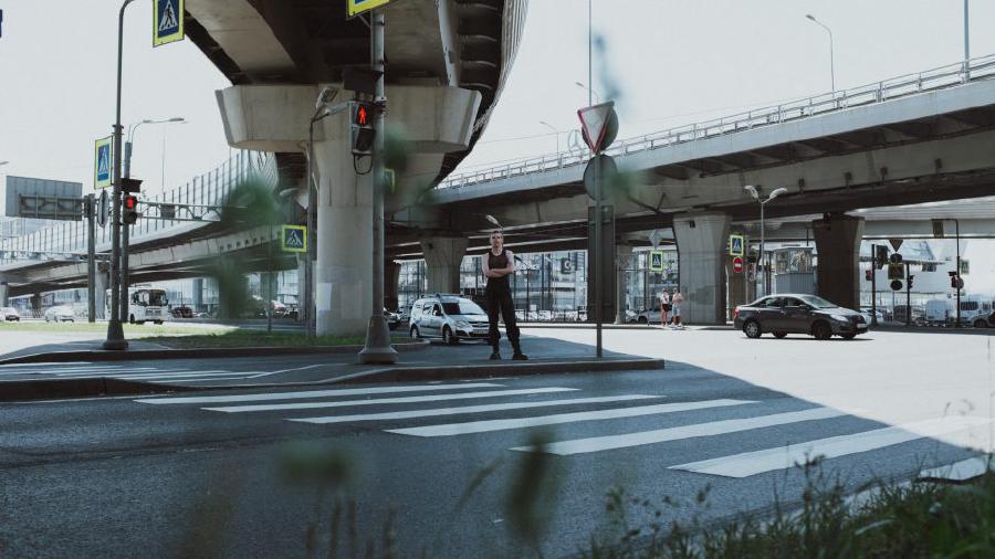Na obrázku je fotografie přechodu pro chodce se semaforem a sníženým obrubníkem jako nájezdem na chodník.